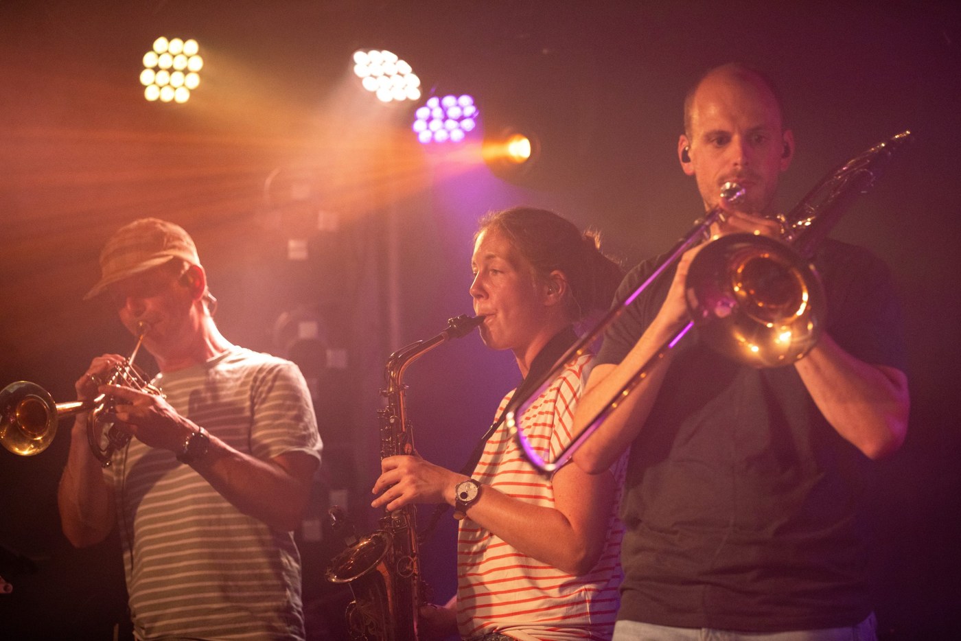 Trompete, Saxophon und Posaune live auf der Bühne