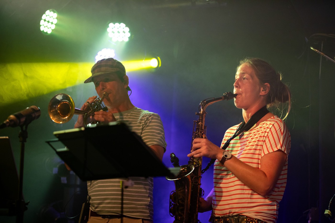 Udo und Betty spielen Trompete und Saxophon